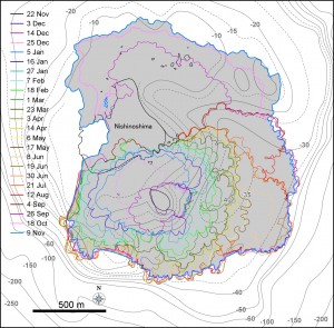 図1　西之島の新たに形成された部分の輪郭の変化．TerraSAR-Xによる衛星画像 (協力: 株式会社パスコ) をもとに作成している．海底地形は海上保安庁水路部 (1993) の海底地形図をもとにしている．