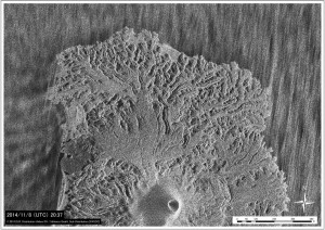 図2　9月以降に新たに形成された北側溶岩ローブ群． 11月9 日（JST）．TerraSAR-Xによる衛星画像 (協力: 株式会社パスコ)．中央火砕丘の火口径が直径 70 m 程度まで拡大している．