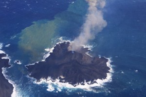 写真2. 新島成長の様子．褐色噴煙は火砕丘東斜面から上がっている．西から撮影．