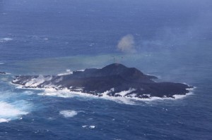写真3. ストロンボリ式噴火が間欠的に発生し，再び火砕丘が成長している．海水面からの高さは，40-50 mと推定される．西側から撮影．