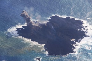 写真 5. 火砕丘の東側斜面から立ち上がる褐色噴煙．斜面には小火口が少なくとも2箇所ある．北西側から撮影．