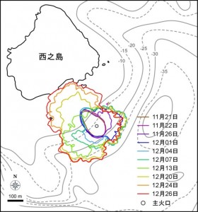 図1　西之島の新たに形成された部分の輪郭と面積変化．エラーバーは海岸線の読み取り精度から生じる誤差．海上保安庁が公開している空撮写真および輪郭を参考にしているほか，12月7日までは国土地理院が公開している空撮写真，その他メディア等により報道されている空撮写真等も参考にしている．海底地形は海上保安庁水路部 (1993) ，旧西之島の輪郭は海上保安庁水路部1999年作成の地形図をもとにしている．