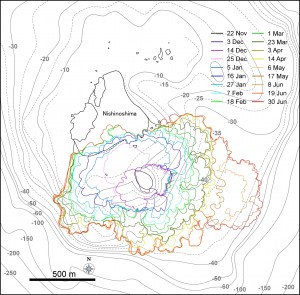 図1　西之島の新たに形成された部分の輪郭の変化．TerraSAR-Xによる衛星画像 (協力: 株式会社パスコ) をもとに作成している．海底地形は海上保安庁水路部 (1993) の海底地形図をもとにしている．