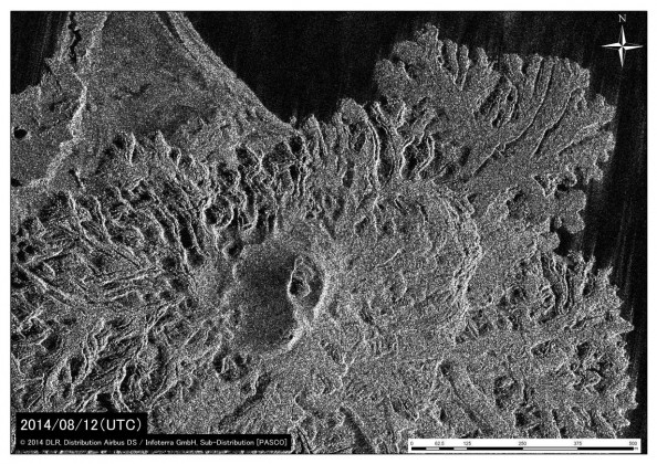 図2　主に7月中旬以降8月12日（UTC）までに形成・成長した部分．TerraSAR-Xによる衛星画像 (協力: 株式会社パスコ)．中央火口内に溶岩ドームとみられる地形的高まりが出現している．ストロンボリ式噴火が停止している可能性があるが，上空観察による確認が必要である．