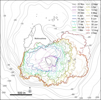 図1　西之島の新たに形成された部分の輪郭の変化．TerraSAR-Xによる衛星画像 (協力: 株式会社パスコ) をもとに作成している．海底地形は海上保安庁水路部 (1993) の海底地形図をもとにしている．