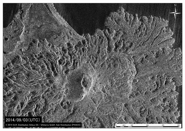 図2　主に7月中旬以降9月3日（UTC）までに形成・成長した部分．TerraSAR-Xによる衛星画像 (協力: 株式会社パスコ)．8月上旬に認められた主火口内の溶岩ドームとみられる地形的高まりや火口凹地形は不明瞭になり，主火口内が溶岩でほぼ満たされた可能性がある．