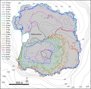 図1　西之島の新たに形成された部分の輪郭の変化．TerraSAR-Xによる衛星画像 (協力: 株式会社パスコ) をもとに作成している．海底地形は海上保安庁水路部 (1993) の海底地形図をもとにしている． 