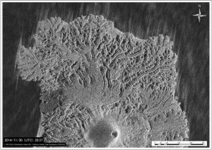 図2　9月以降成長を継続している北側溶岩ローブ群．上図が11月20日（JST），下図が12月1 日（JST）．TerraSAR-Xによる衛星画像 (協力: 株式会社パスコ)．中央火砕丘の火口径は12月1日時点で直径 60 m 程度である．