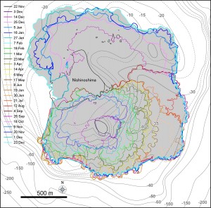 図1　西之島の新たに形成された部分の輪郭の変化．TerraSAR-Xによる衛星画像 (協力: 株式会社パスコ) をもとに作成している．海底地形は海上保安庁水路部 (1993) の海底地形図をもとにしている．