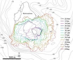 図1　西之島の新たに形成された部分の輪郭の変化．TerraSAR-Xによる衛星画像 (協力: 株式会社パスコ) をもとに作成している．海底地形は海上保安庁水路部 (1993) の海底地形図をもとにしている．