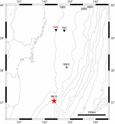 図１． 釜石市沖に設置されている海底ケーブル式地震津波観測システムの 津波計の位置。津波計は、海溝側のTM1が 陸から約76 kmの水深約1,600 mに、陸側のTM2は 約47 kmの水深約1,000 mの海底に設置されています。