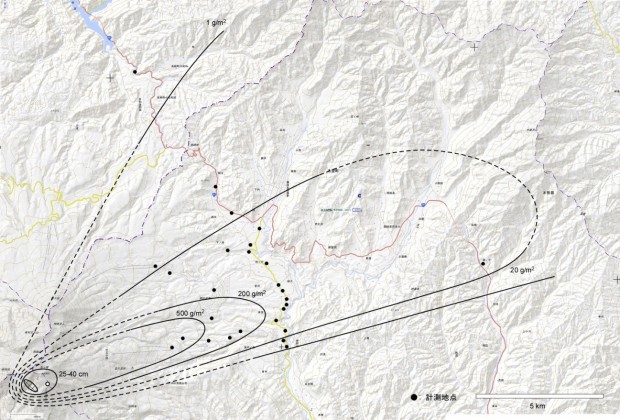 図1 御嶽山2014年9月27日噴火における火山灰の等重量線図（火口近傍は厚さで示している）。