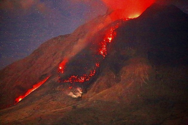 Fig. 2. Andesite lava flow extending on the SE slope of Sinabung volcano. Taken on the early morning of 25 January (S. Nakada).