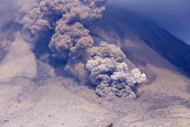 Fig. 3. Relatively small pyroclastic flows on the SE slope of Sinabung volcano. Taken on 25 January 2014 (S. Nakada)