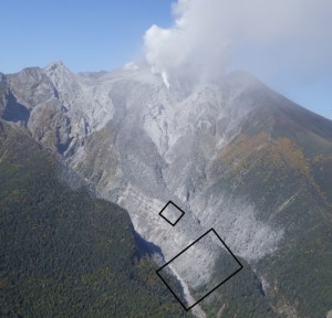 写真４．谷筋に沿って見られる白色の部分が低温“火砕流” ． 