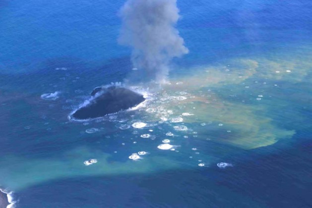 写真３。新島と火山弾の着水の様子。島の西側から2013 年11 月24 日昼前撮影。