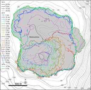 図1　西之島の新たに形成された部分の輪郭の変化．TerraSAR-Xによる衛星画像 (協力: 株式会社パスコ) をもとに作成している．海底地形は海上保安庁水路部 (1993) の海底地形図をもとにしている．