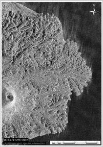 図2　北側溶岩ローブ群および中央火口の様子．左上図が1月14日（JST），右上図が2月5 日（JST）．中央火砕丘の火口径は直径 80 m 程度，火口内の影部分（凹部）が拡大している．下図は新たに東側に流出している溶岩ローブ群（2月5 日 JST）．TerraSAR-Xによる衛星画像 (協力: 株式会社パスコ)．
