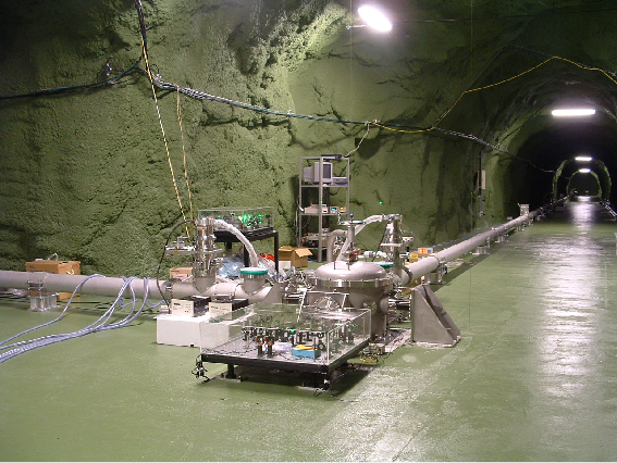 図1：神岡鉱山内のレーザーひずみ計 地下1000m、長さ100mのトンネル内に設置されており、真空パイプ内に干渉計が組み込まれている。