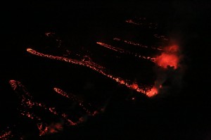 写真４：海に注ぐ溶岩流の夜間の様子。