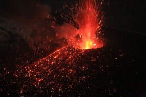 写真５：ストロンボリ式噴火で飛び散る噴石。