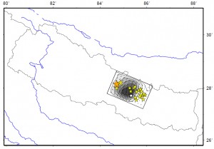 図４．震源インバージョンによる断層面上のすべり分布（矢印とグレイスケール）．破壊開始点・余震は図２に同じ．白印はカトマンズを表す．