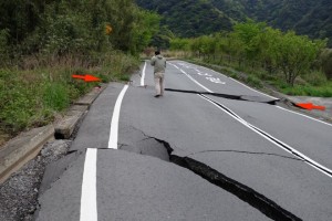 写真4　南阿蘇村立野に出現した右横ずれを示す地表地震断層。