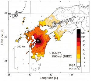 図１　地震による地表の最大加速度の分布（PGA; cm/s/s）。浅い地震（h=10 km）のため、震源（☆）の直上は水平動の加速度が最大500cm/s/sを超える強い揺れとなった。揺れは、震源から遠ざかるにつれて、同心円を描くように急激に弱まっている。防災科学技術研究所K-NET, KiK-net強震観測データを用いて作図。