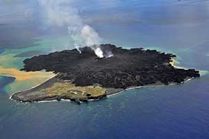 拡大中の西之島