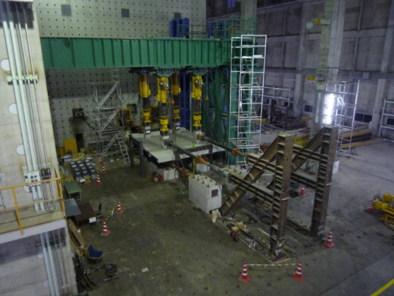 スラブ付き立体架構の静加力実験(建築研究所)