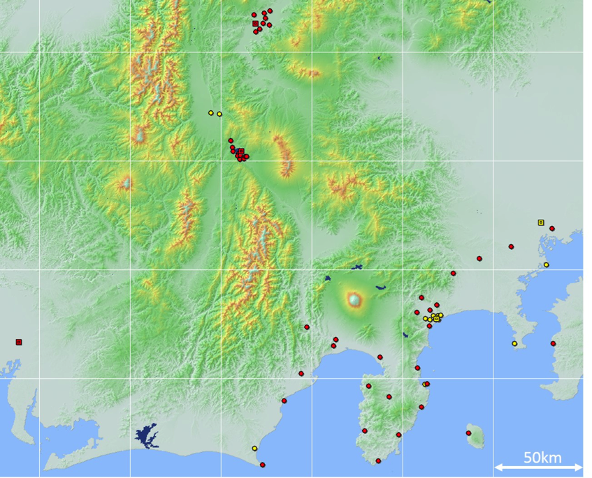 運用している強震観測網（潮岬観測点を除く）．赤色丸は地表観測点，黄色丸は地中を含む観測点，四角は建物観測も実施している観測点を示す．