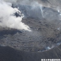 2月4日中田教授による新燃岳火口の空撮写真