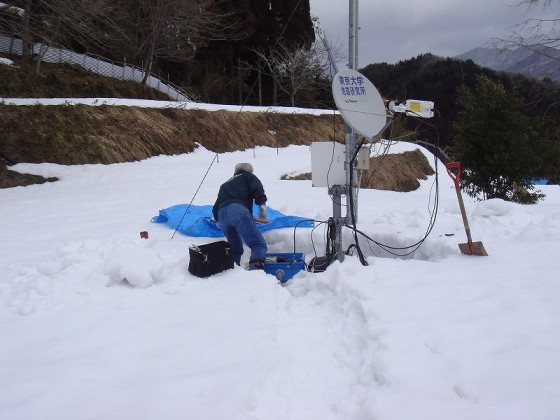 積雪の中での観測点保守作業(濃尾PJ千疋観測点)